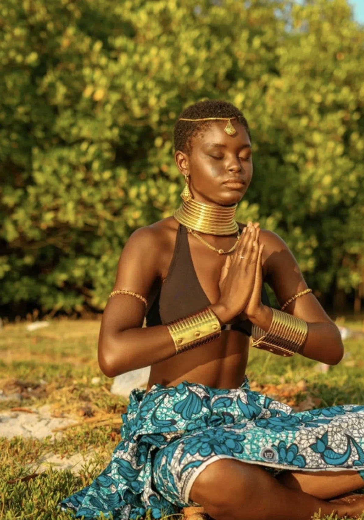 Femme en méditation lors d’une retraite holistique