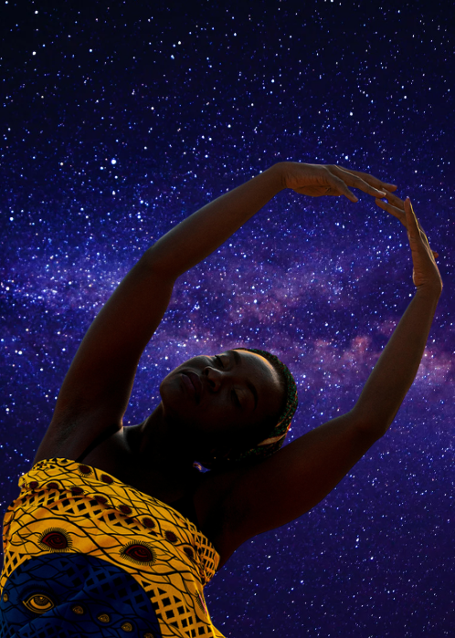 Gassira Tanaba en mouvement sous un ciel étoilé, évoquant l’Hypnose Afro-Quantique